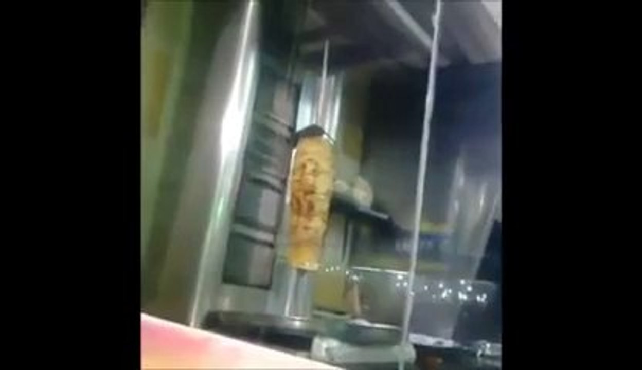 Ratatouille aime le Kebab... Un rat grimpe sur la viande et la broche!!