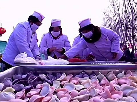 Разноцветные китайские пельмени на Новый год