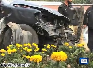 Dunya News-Vehicles in PM's convoy crash on Mall Road, Nine wounded