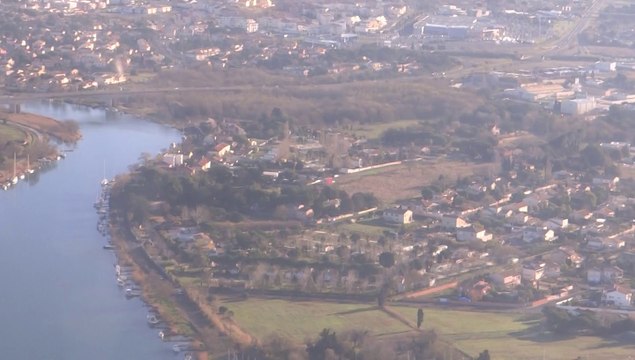 DESNOS MICHEL VOUS PRESENTE UN MORCEAU DE SURVOL AU DESSUS DU CAP D AGDE N 2