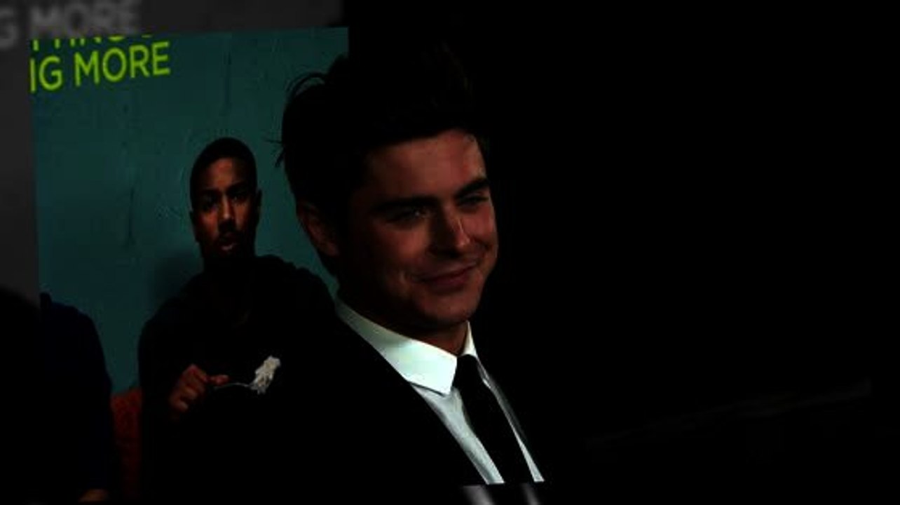 Zac Efron hat seine Kiefer an Brunnen gebrochen