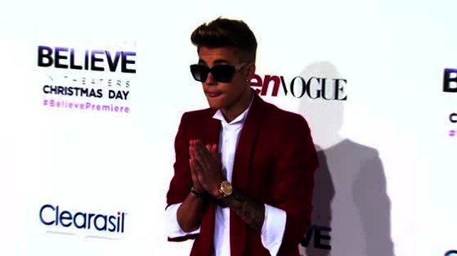 Justin Bieber Buys Fans iPhones