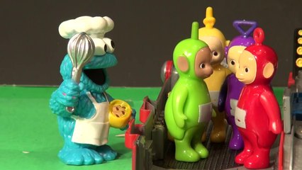Play Doh Teletubbies Super Bowl Sunday, Cookie Monster makes Football and Doritos from Play Doh