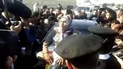 سيدة تمنع "أعضاء هيئة الدفاع" عن مرسي من الدخول للمحكمة