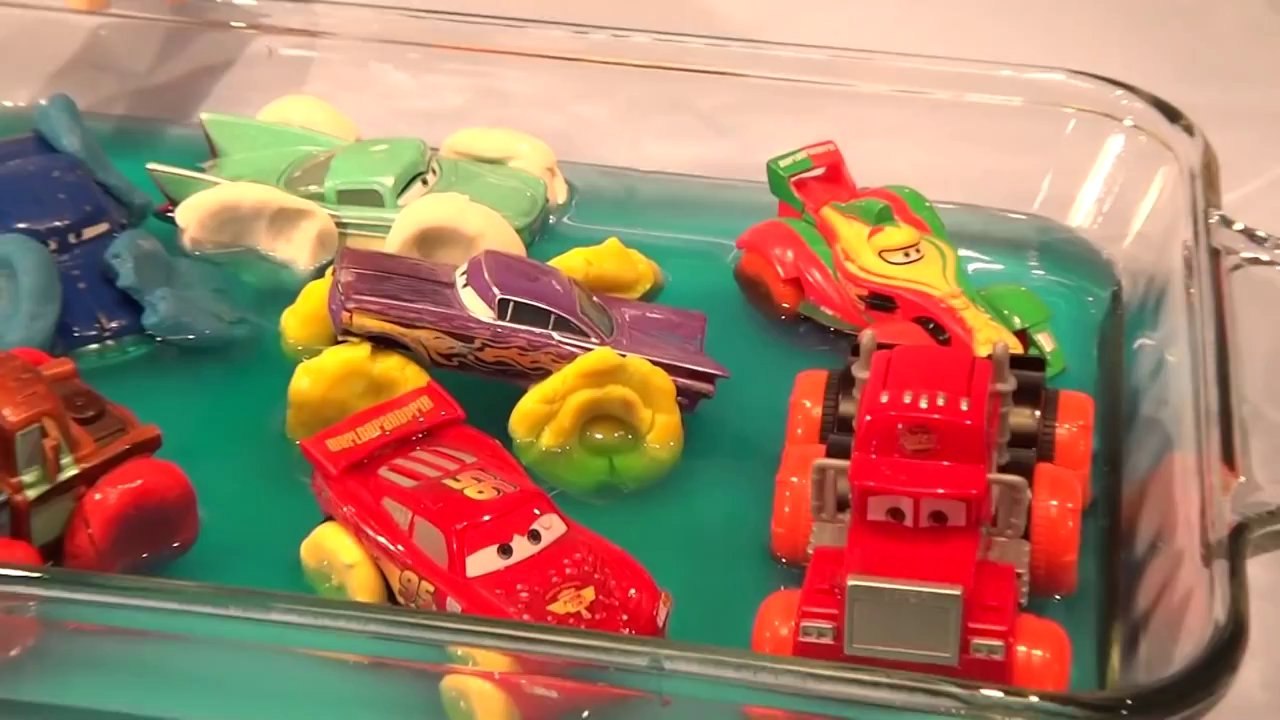 Play Doh Pixar Cars Lightning McQueen  Hydro Wheels Mayhem in Radiator Springs Pool  lol