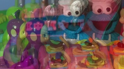 Télécharger la video: Play Doh Teletubbies Hamburgers cooked by Cookie Monster Chef with Tinky Winky, Dipsy, Laa Laa and P