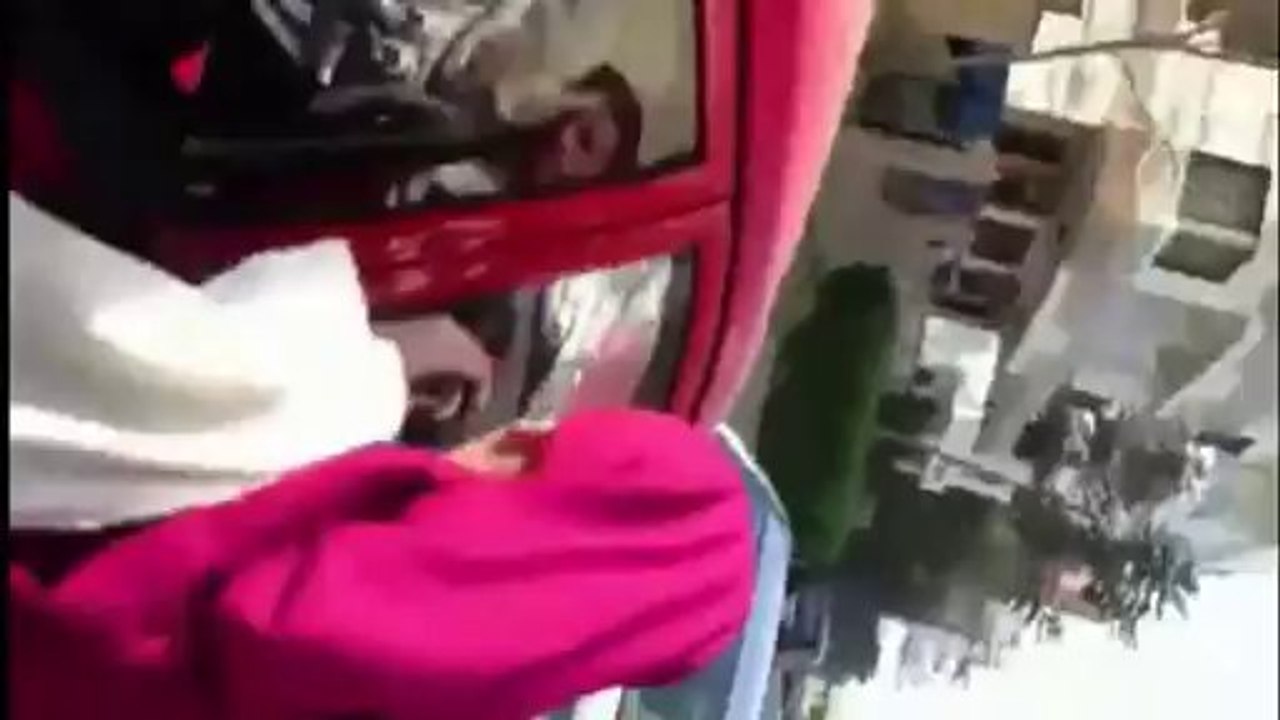 الاعتداء علي الناشطة إسراء عبدالفتاح أمام لجنتها الانتخابية وسيدة تصفعها على وجهها