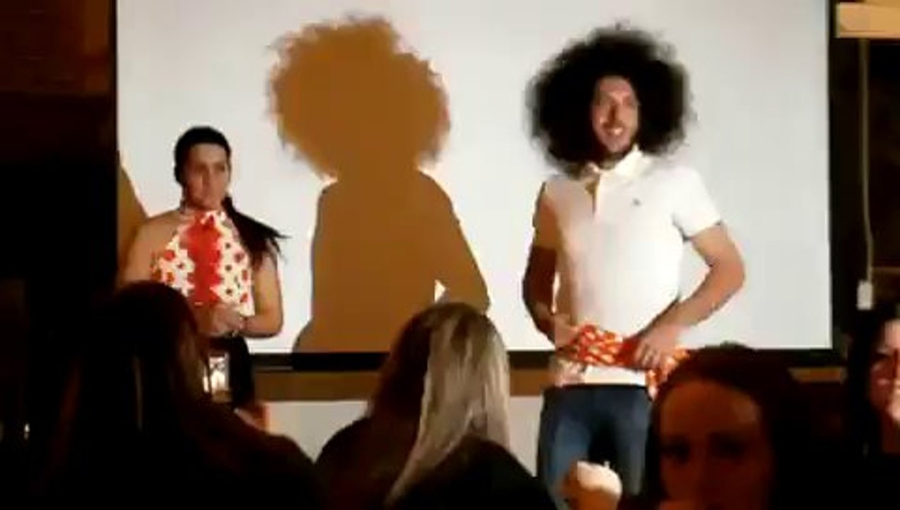Kris baiando Sevillanas