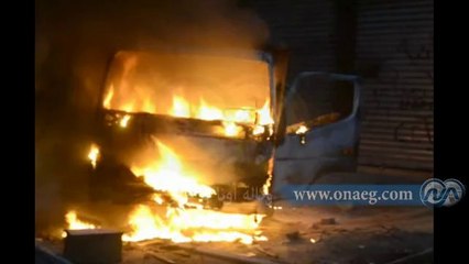 الأهالي تحاول إطفاء سيارة أحرقها الإخوان بجسر السويس