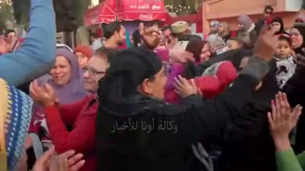 مواطني الفيوم يرقصون مع رجال القوات المسلحة على أنغام "تسلم الأيادي"