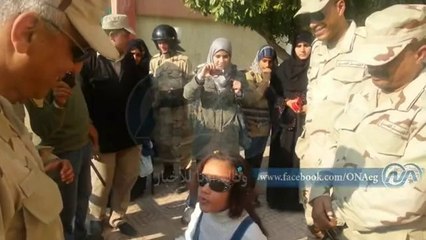 "طفلة" تستوقف قيادات الجيش بأشعارها ضد الإسلاميين المتشددين