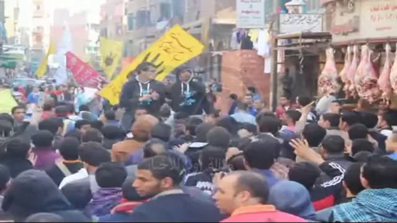 طفل يقود مسيرة للإخوان مرتديا قناع مرسي