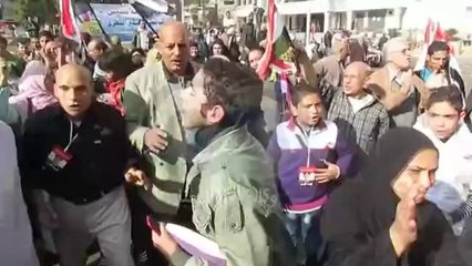 أنصار عكاشة يرقصون أمام السفارة القطرية لطرد السفير