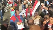 المتظاهرين أمام السفارة القطرية يغنون لقناة أون تي في