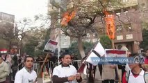 المتظاهرون أمام السفارة القطرية يحرقون أعلام قطر