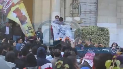 طلاب الإخوان بجامعة عين شمس يحرقون علماً عليه نجمة داوود أمام قصر الزعفران