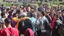 طلاب الإخوان يهتفون بجامعة عين شمس ويقومون بتقطيع أوراق الدستور