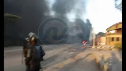 شاهد.. قوات الأمن تطلق قنابل الغاز والإخوان يردون بالألعاب النارية بجسر السويس
