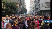 هتافات المتظاهرين بمسيرة العزيز بالله و اشعال المتظاهرين للالعاب النارية