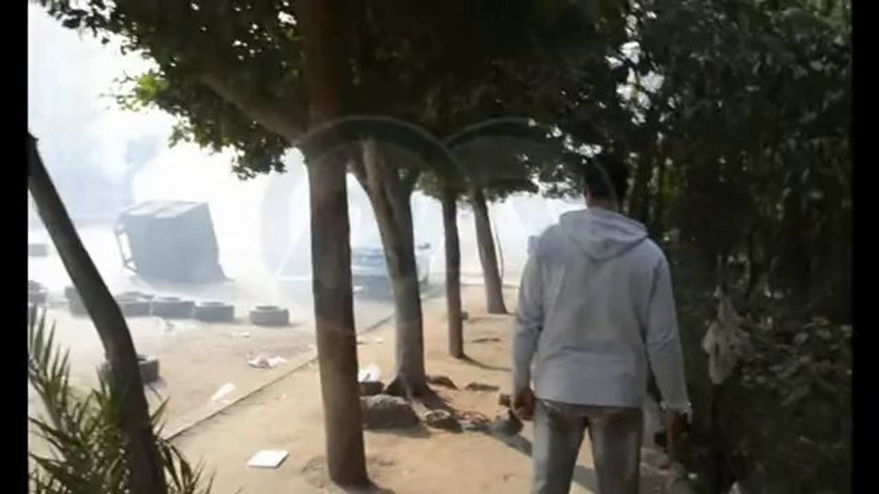 أحد أنصار الإخوان يلقي زجاجة مولوتوف على سيارة شرطة