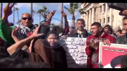 مظاهرة لتأييد الدستور بالقائد إبراهيم ترقص علي أنغام تسلم الأايادي