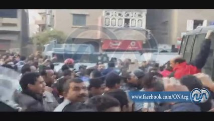 الأمن يمنع الأهالي من الفتك بالإخوان..ويكثف تواجده أمام سجن المنصورة