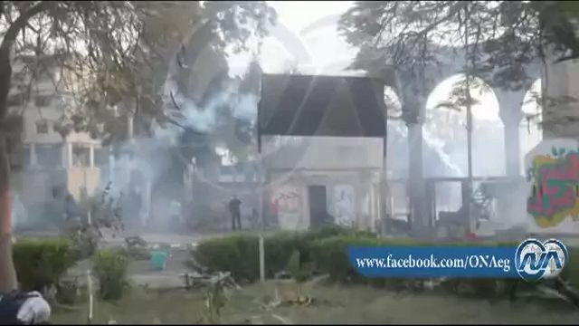 الأمن يطلق الغاز على طلاب الإخوان و الطلاب يردون بالمولوتوف