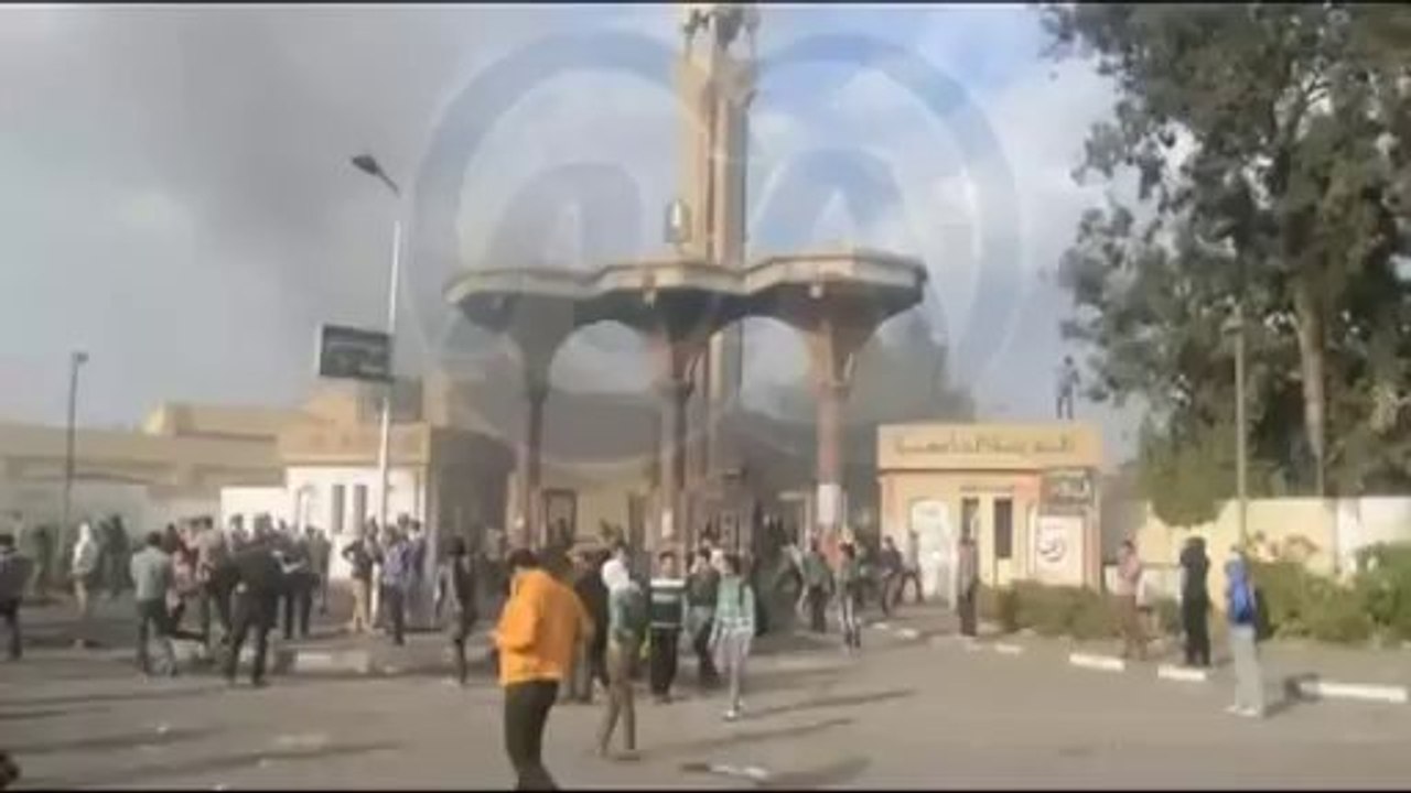 لحظة وصول قوات الأمن وإلقاء أول قنبلة غاز فى محيط المدينة الجامعية