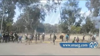قوات الأمن تلقى قنابل الغاز داخل حرم جامعة الأزهر والطلاب يردون بالحجارة