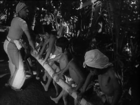 Song of Ceylon - Extrait : cours de danse au village