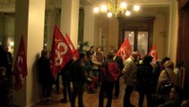 Les syndicats de la ville manifestent pendant le conseil municipal de Chambery