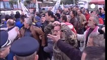 Agricoltori ellenici bloccano le strade contro aumento tasse e iva