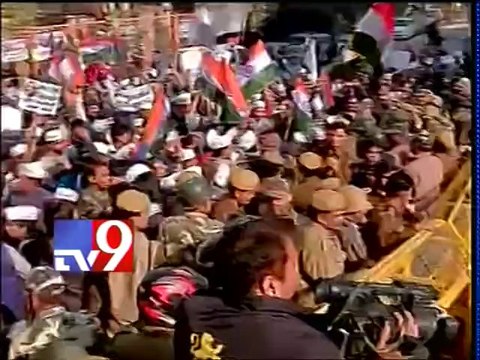 AAP supporters protest outside BJP leader Arun Jaitley's residence