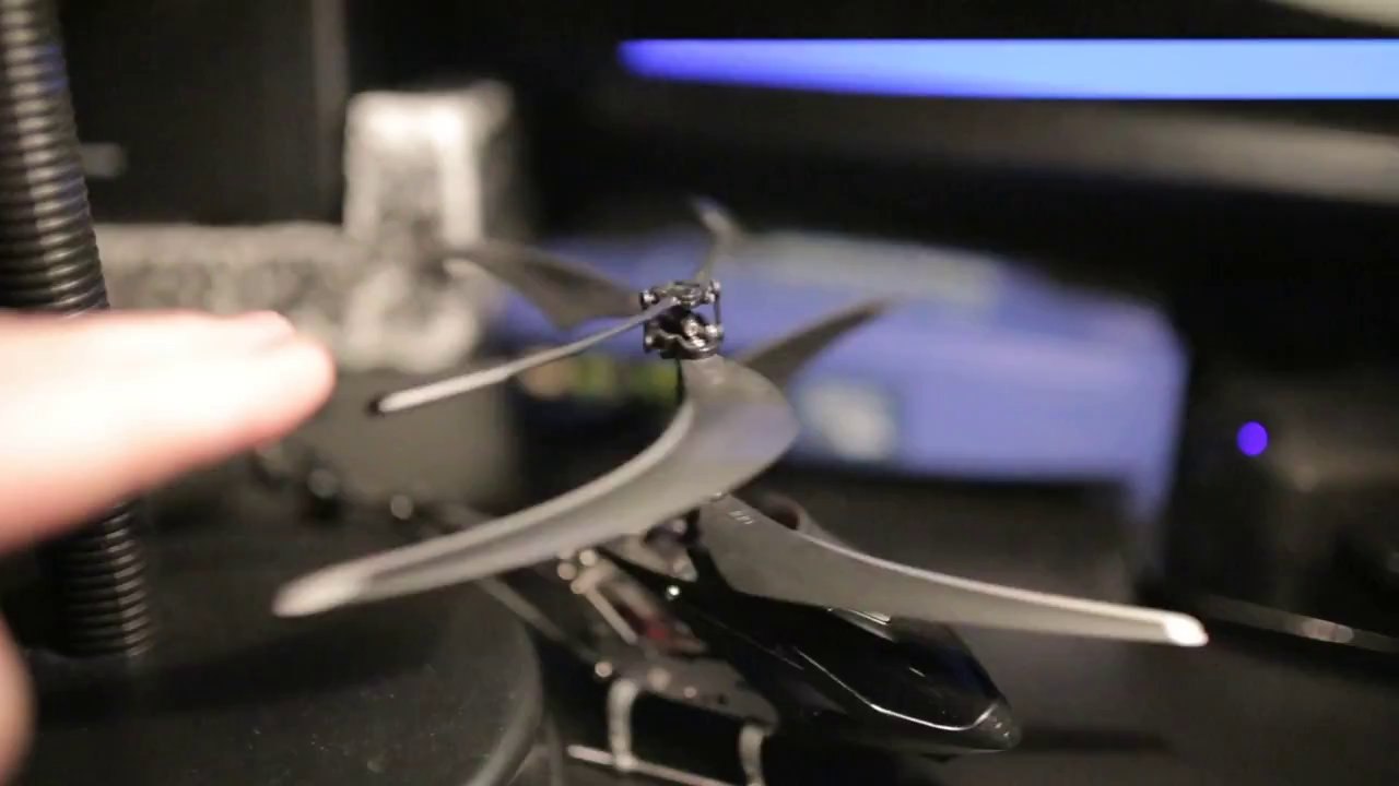 Effet d'optique des pales d'un hélicoptère RC (Rolling shutter)