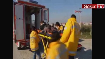 Video herunterladen: Minibüs sulama kanalına devrildi 2 ölü 19 yaralı