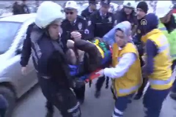 Sürücü otomobilde sıkıştı