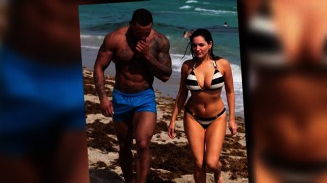 Kelly Brook Shows Off Her Curves In A Striped Bikini