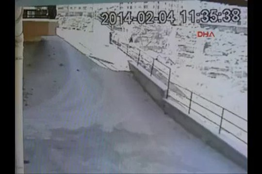 Aracını ittirerek çalıştırmak isterken uçuruma yuvarlandı!