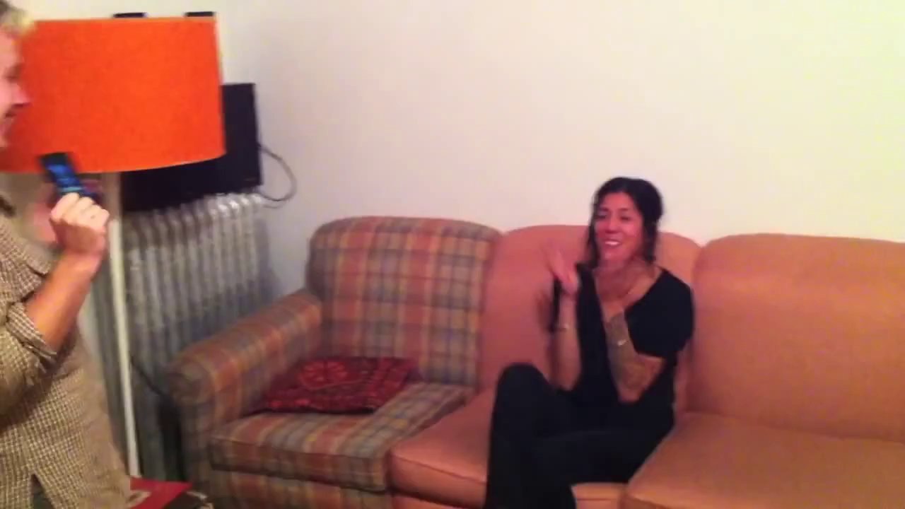 Deux filles se donnent des coups de poing