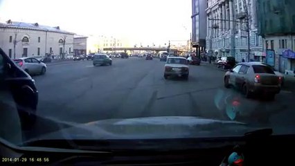 Russie: Elle frôle la mort en voiture