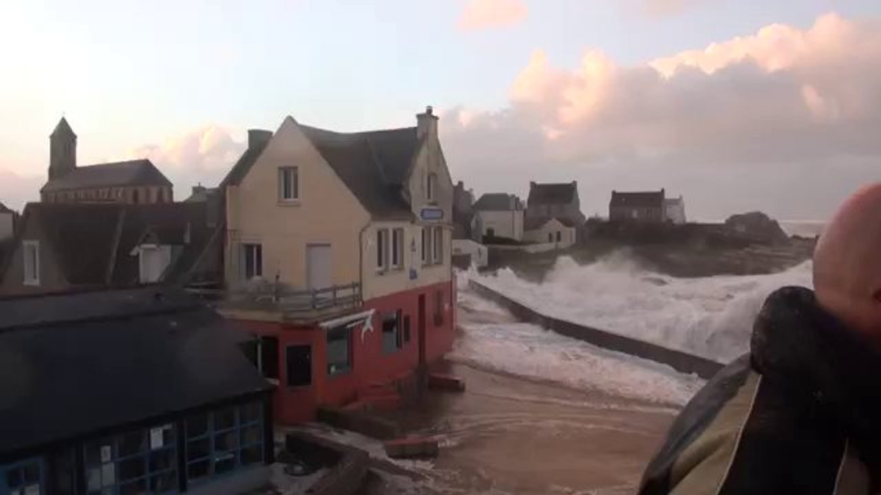 Grande marée et grosses vagues à l'île de Sein (Bretagne)