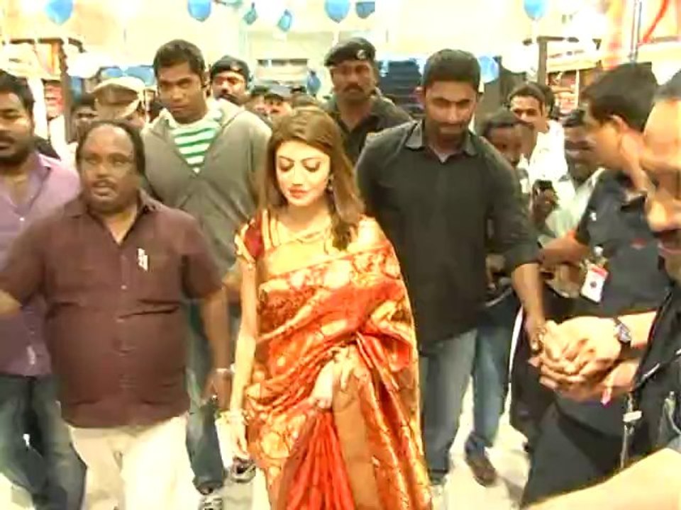 HEROHINE KAJAL AGGARWAL HALCHAL IN KAMMAM TOWN SHOP OPEING