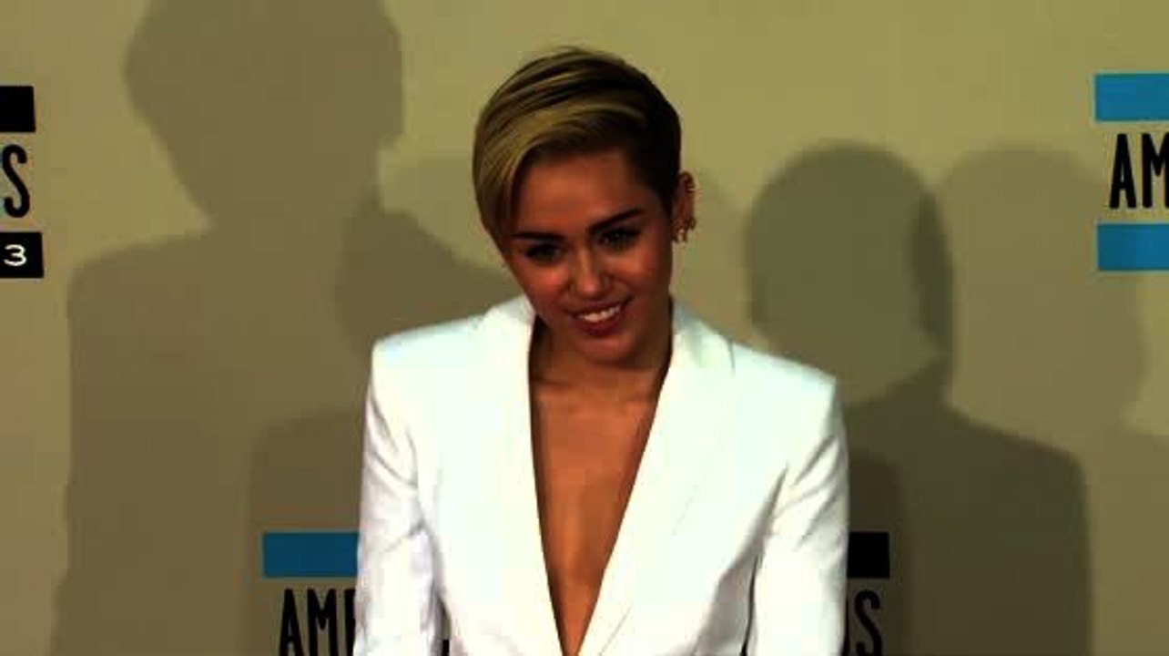 Miley Cyrus pensent que les hommes regardent trop de porno