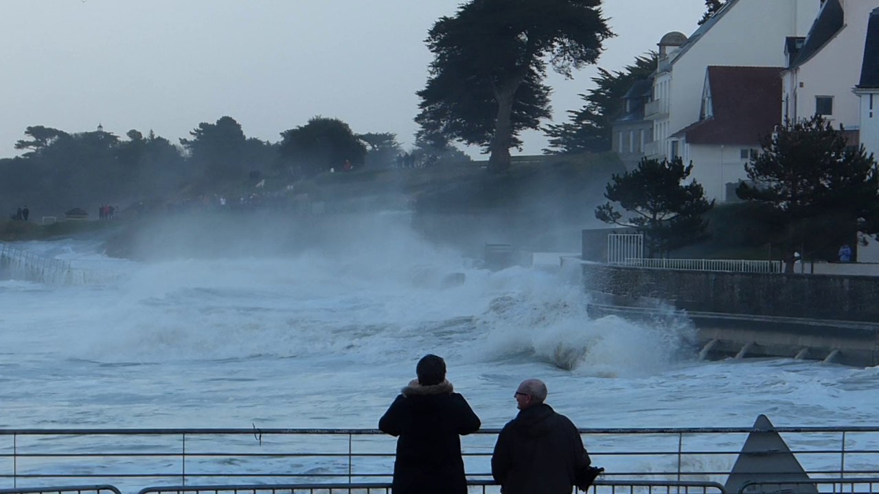 Vagues sur la cure marine de Douarnenez