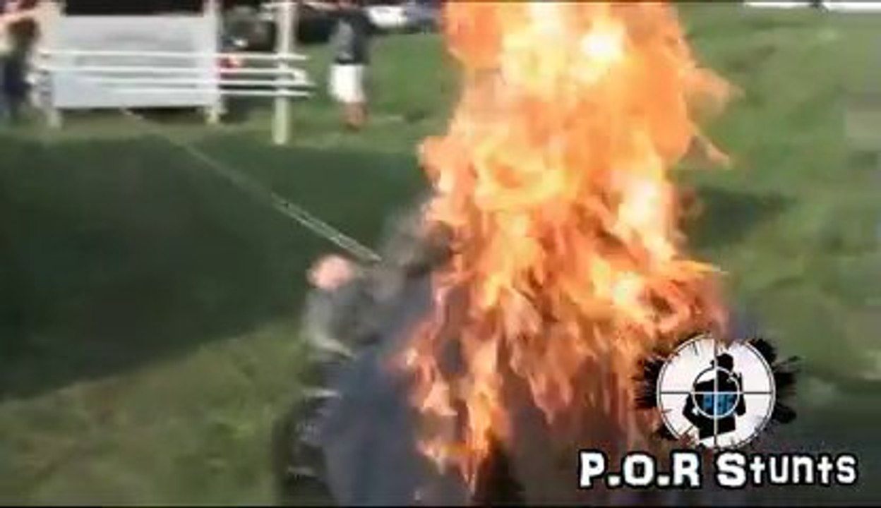 Un pseudo cascadeur se met en feu sur un fauteuil roulant et FAIL... Tellement violent!