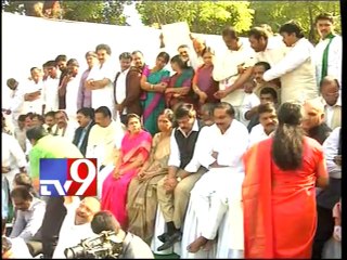 Botsa, Chiranjeevi, Pallam Raju and others support CM Kiran's Mouna Deeksha at Jantar Mantar