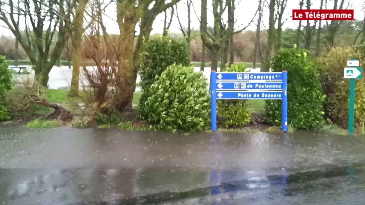 Plouescat (29). Tempête : des caravanes dans l'eau et un tractopelle en action