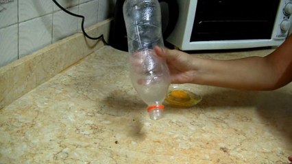 طريقة مبتكرة لفصل الصفار عن البياض