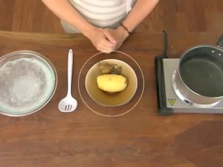 Incredibile. Guardate questo metodo per sbucciare le patate bollenti