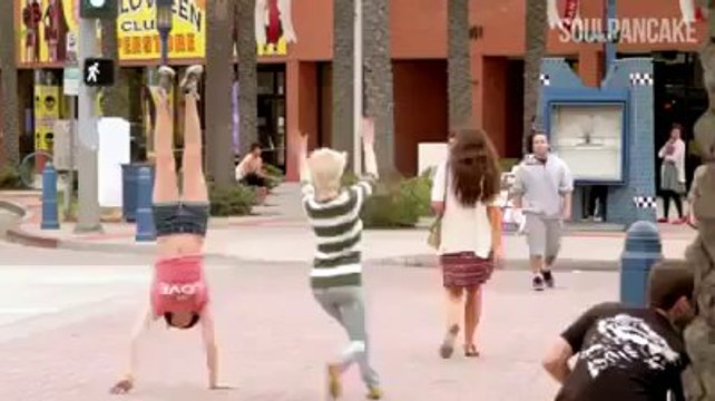 Queste persone stanno per attraversare la strada. Ma guardate cosa succede all'improvviso